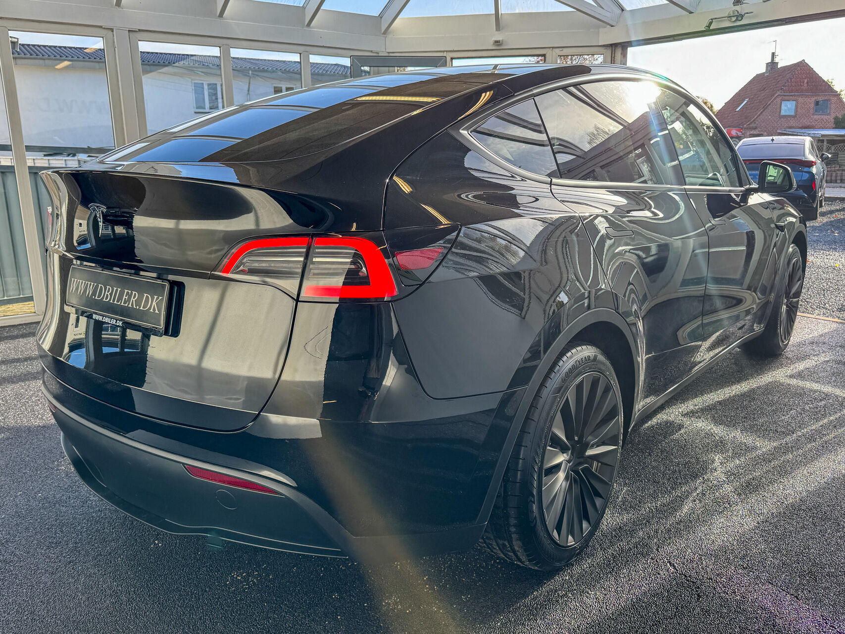 Sort Tesla Model Y fra 2023