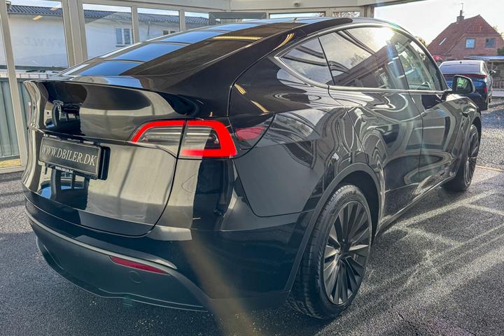 Sort Tesla Model Y fra 2023