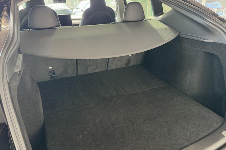 Sort Tesla Model Y fra 2023