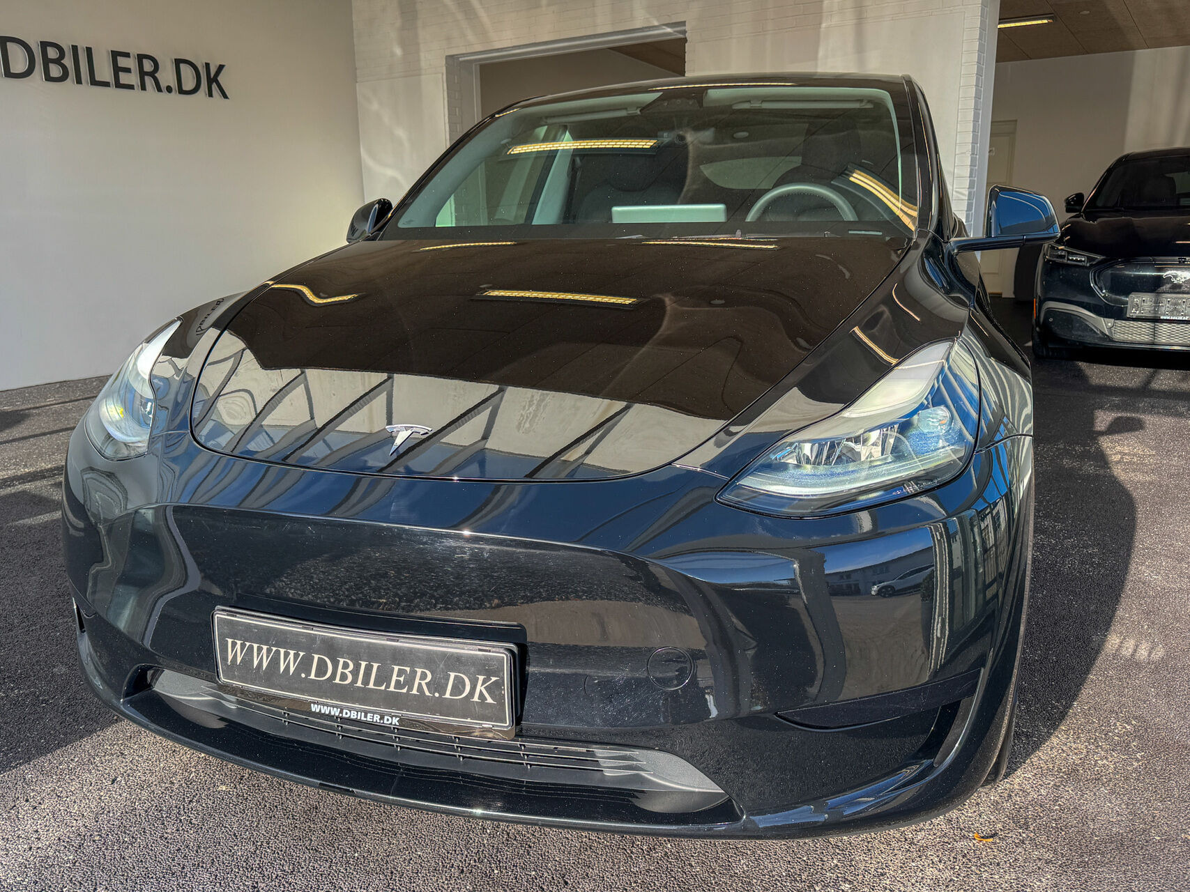 Sort Tesla Model Y fra 2023
