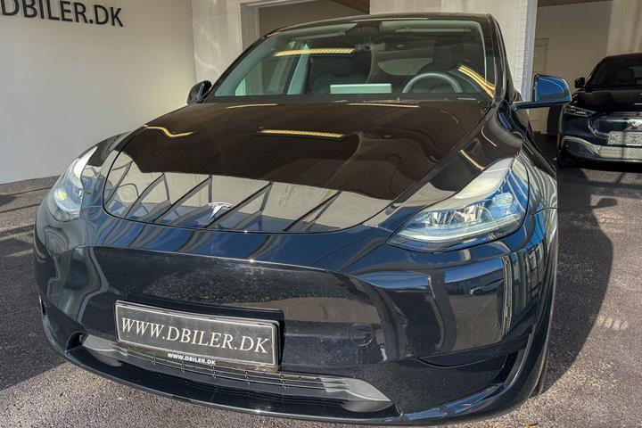 Sort Tesla Model Y fra 2023