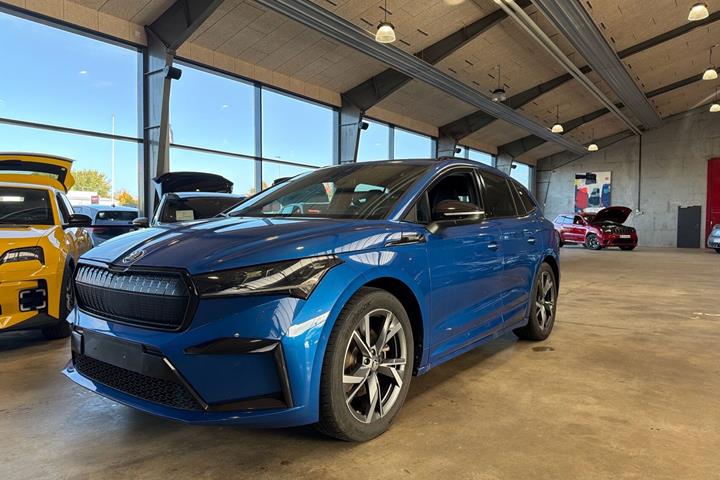 Blå Skoda Enyaq fra 2023