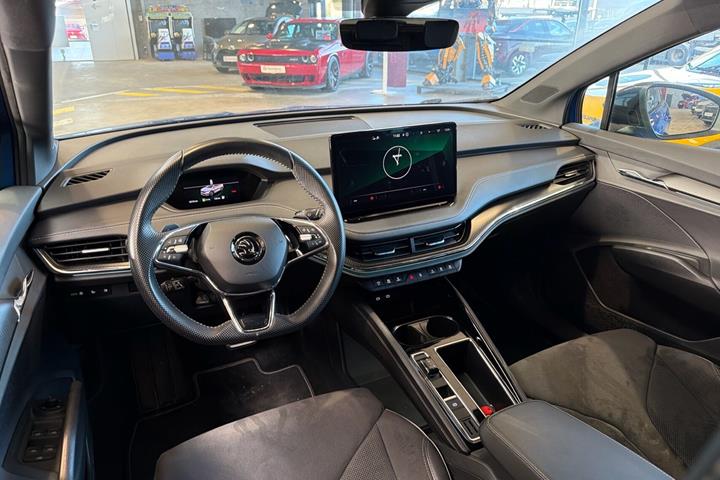 Blå Skoda Enyaq fra 2023