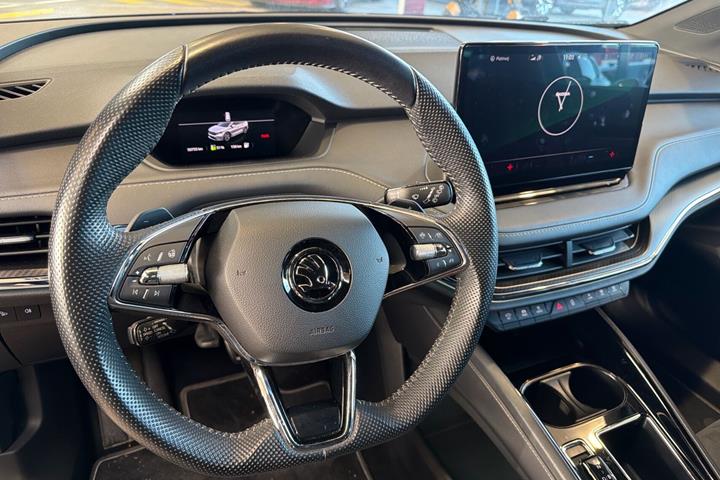 Blå Skoda Enyaq fra 2023