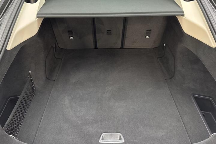 Hvid BMW i4 fra 2024
