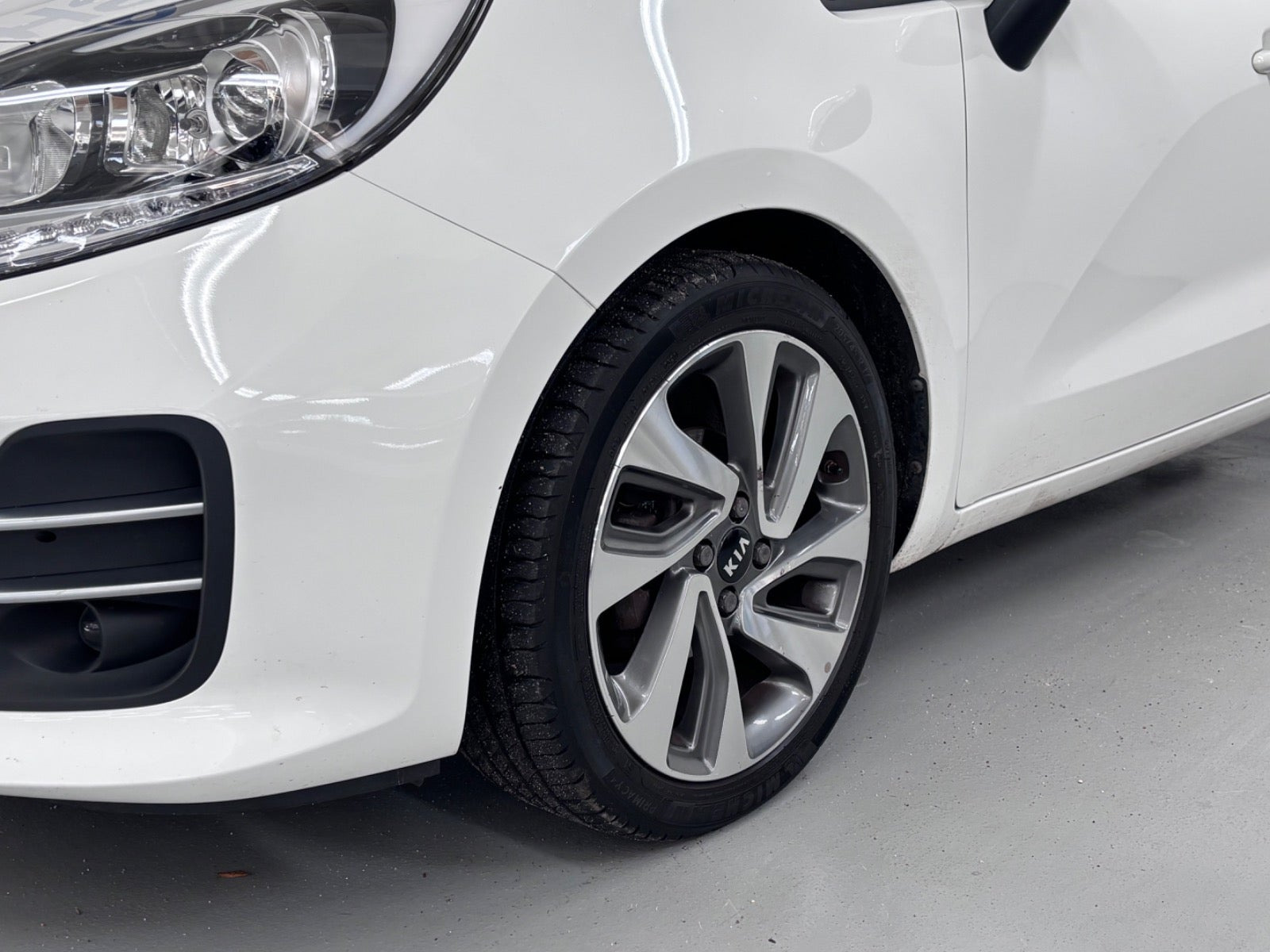 Hvid Kia Rio fra 2015