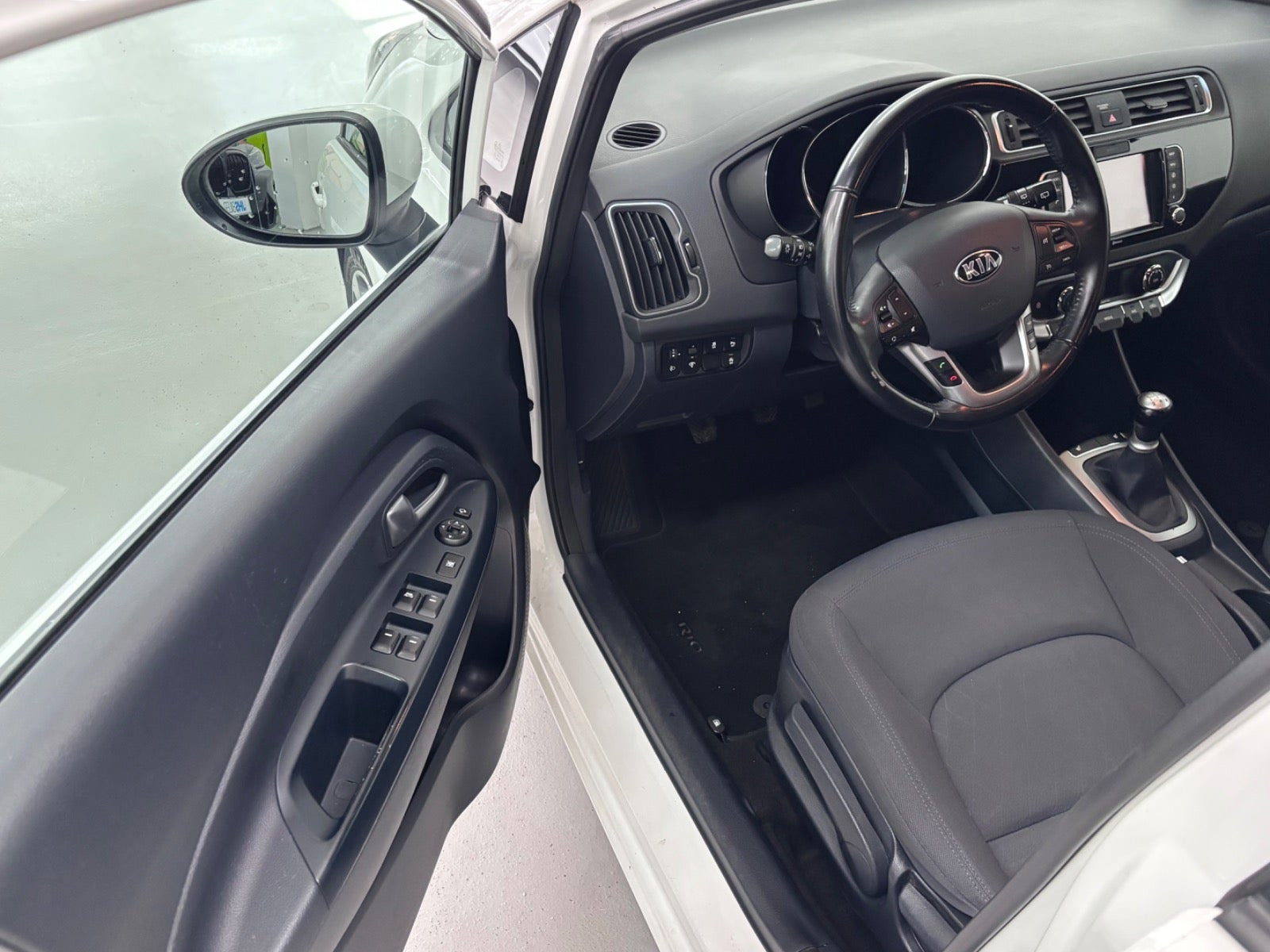Hvid Kia Rio fra 2015