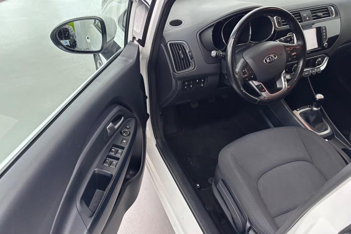 Hvid Kia Rio fra 2015