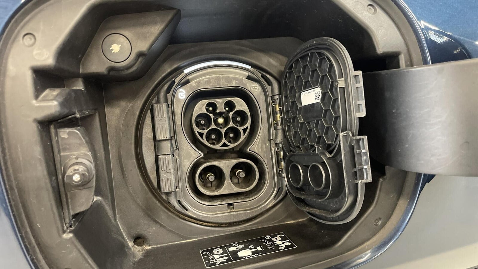 Blå Mercedes EQA250 fra 2023
