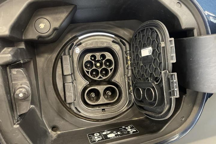 Blå Mercedes EQA250 fra 2023