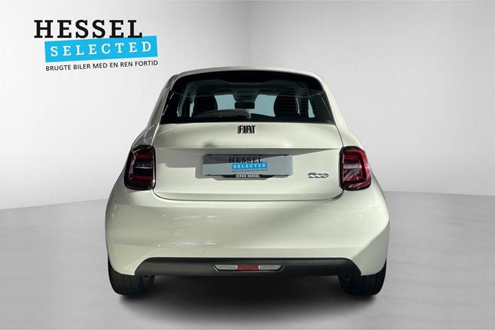 Hvid Fiat 500e fra 2022