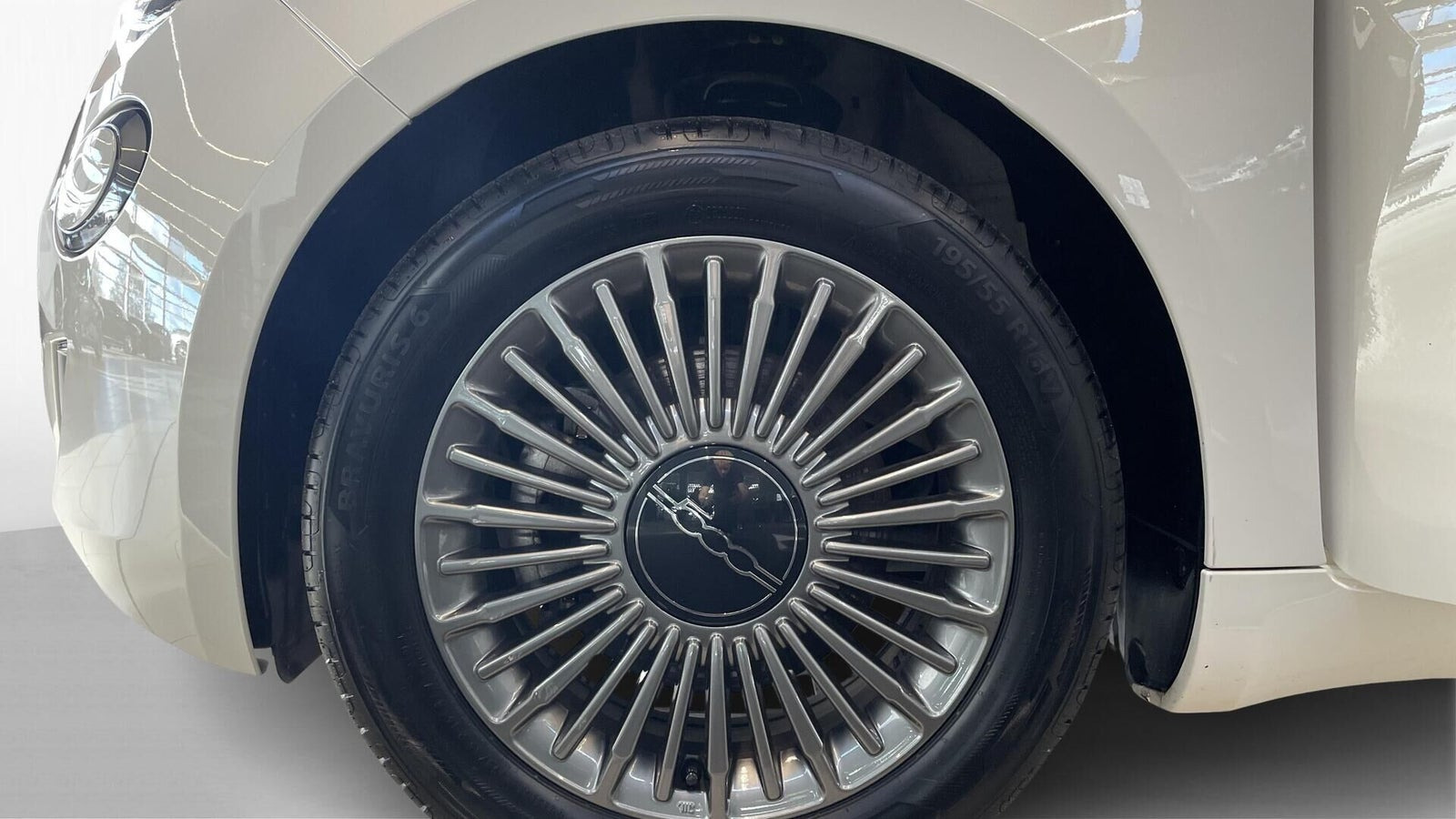 Hvid Fiat 500e fra 2022
