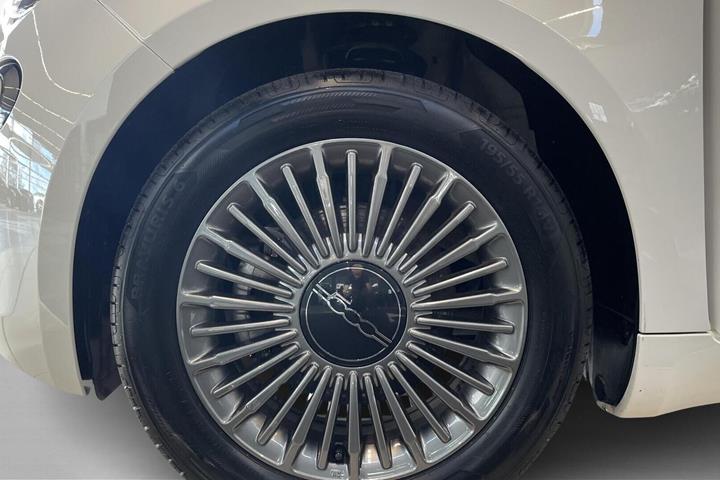 Hvid Fiat 500e fra 2022