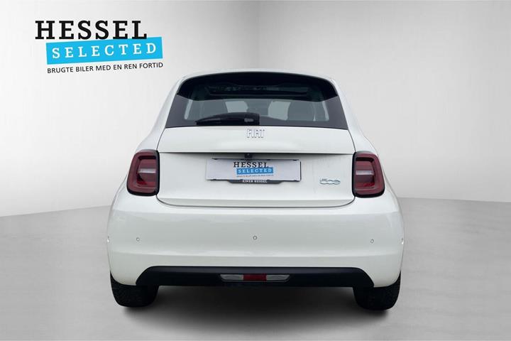 Hvid Fiat 500e fra 2022