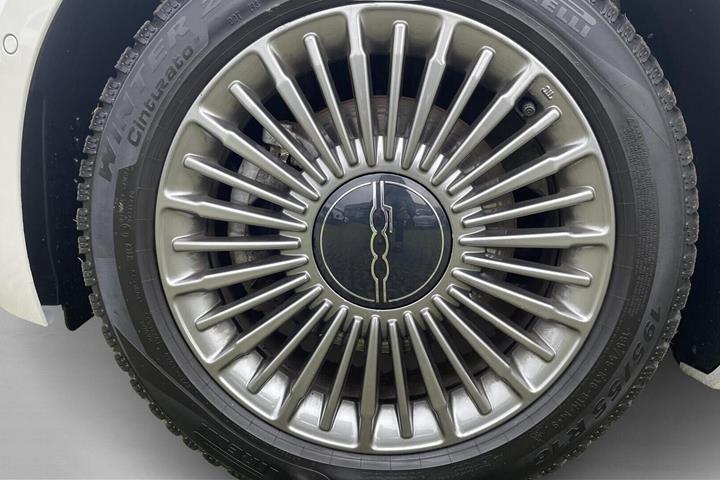 Hvid Fiat 500e fra 2022