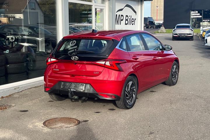 Rød Hyundai i20 fra 2022