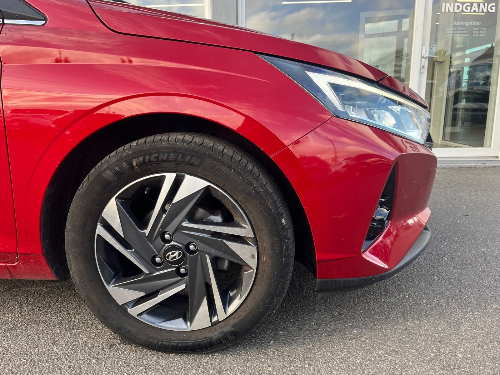 Rød Hyundai i20 fra 2022