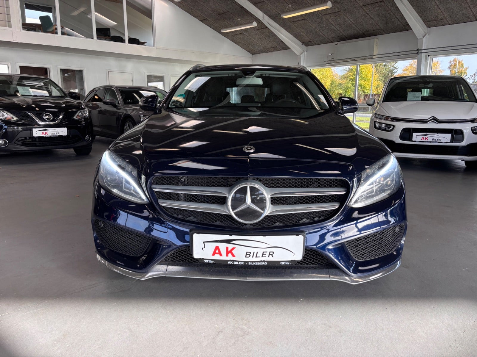 Blå Mercedes C220 d fra 2017