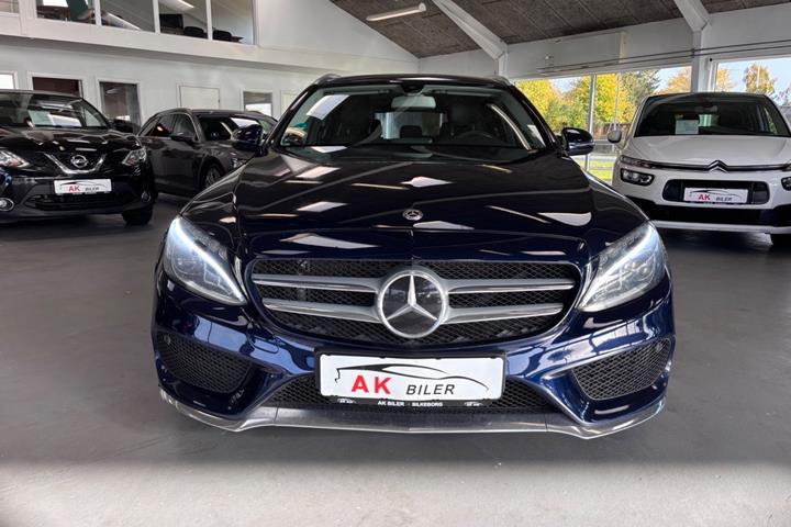 Blå Mercedes C220 d fra 2017