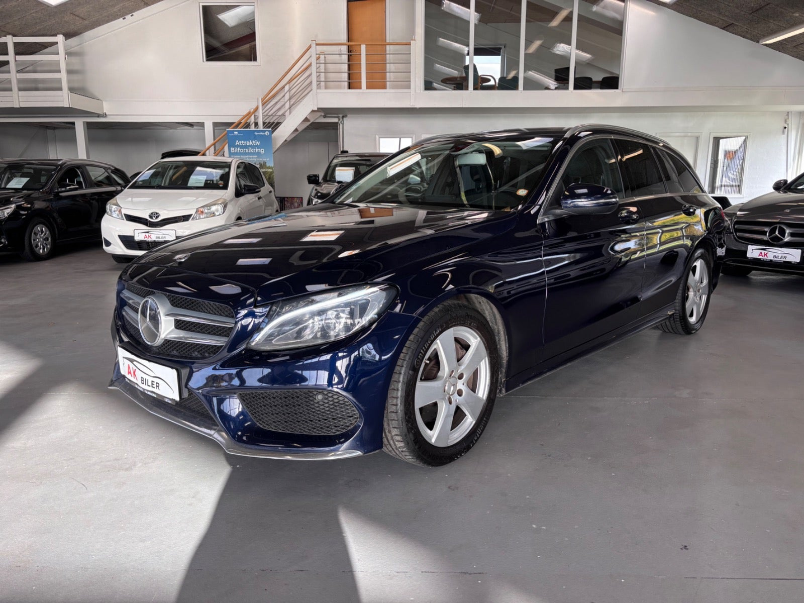 Blå Mercedes C220 d fra 2017
