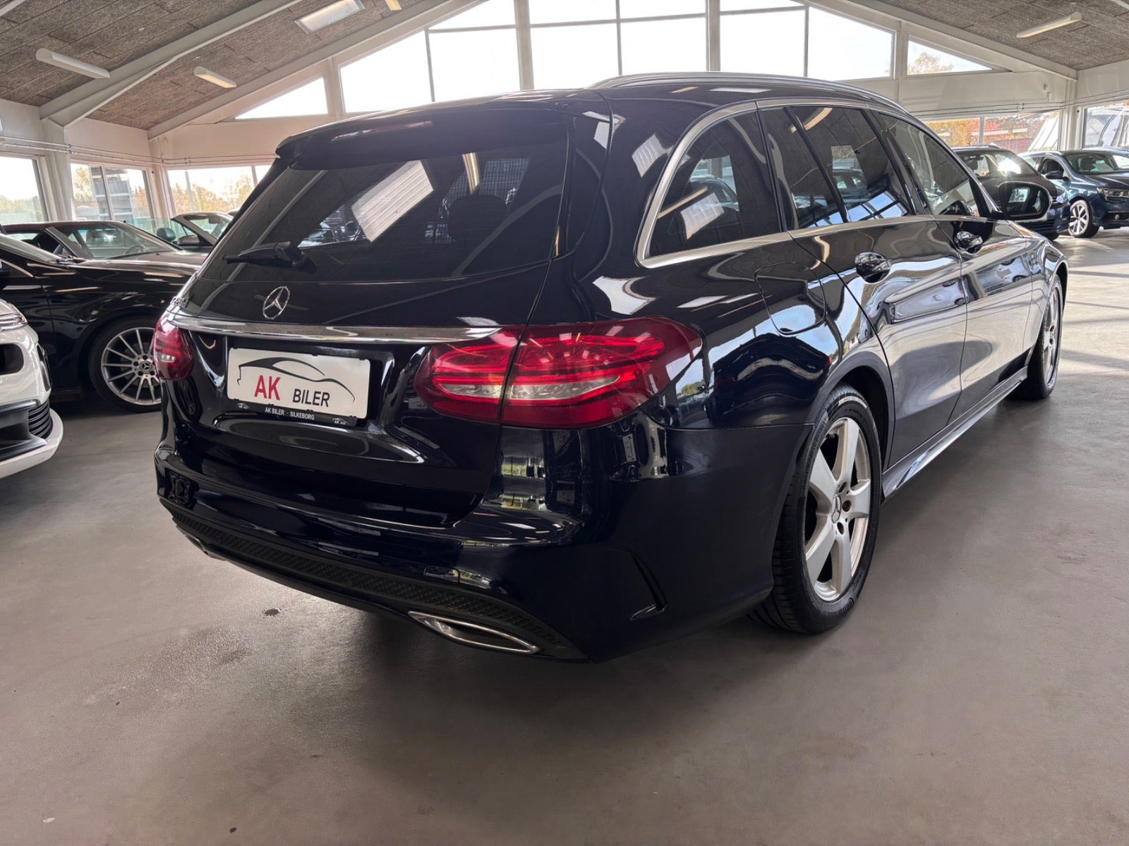 Blå Mercedes C220 d fra 2017