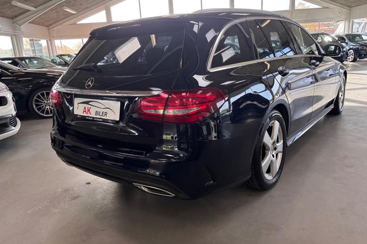 Blå Mercedes C220 d fra 2017