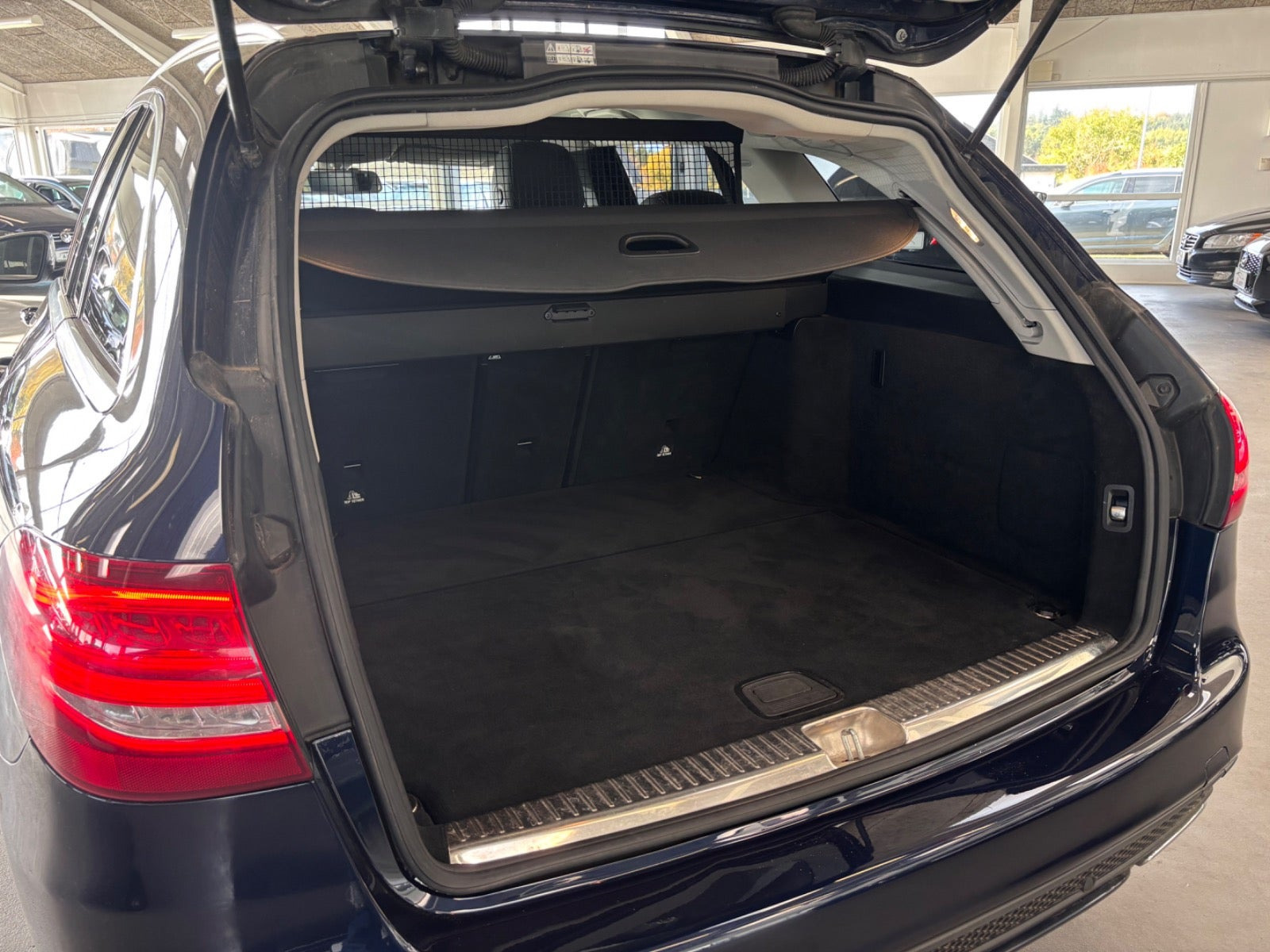 Blå Mercedes C220 d fra 2017