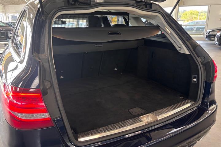 Blå Mercedes C220 d fra 2017