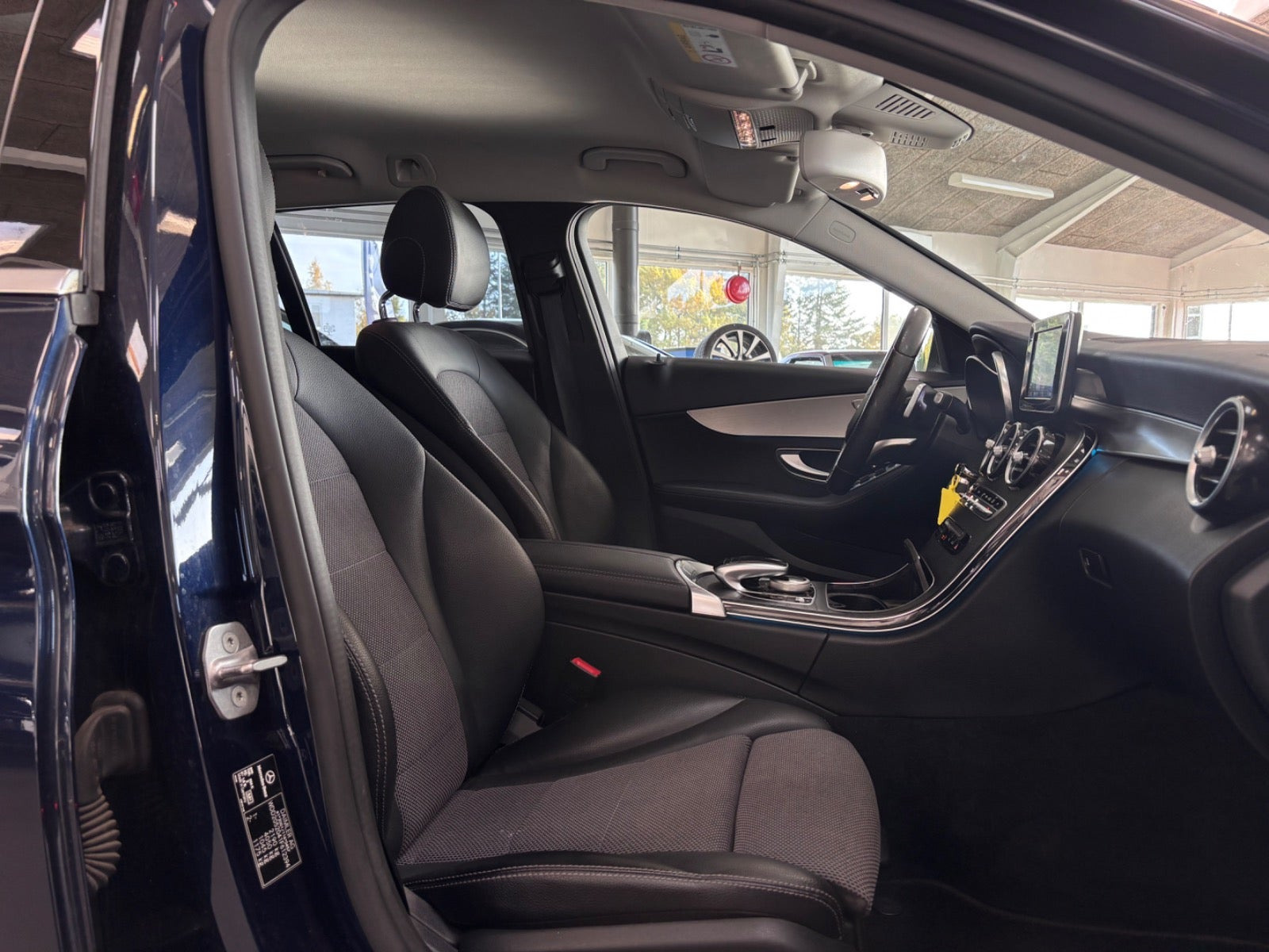 Blå Mercedes C220 d fra 2017