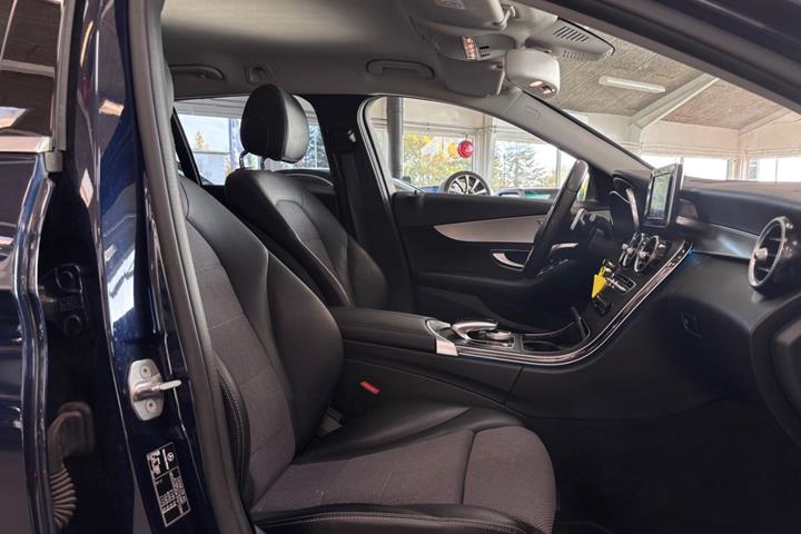 Blå Mercedes C220 d fra 2017
