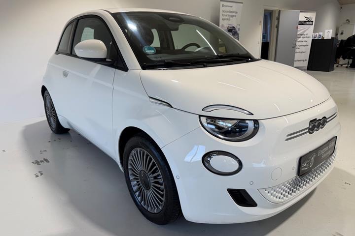 Hvid Fiat 500e fra 2023