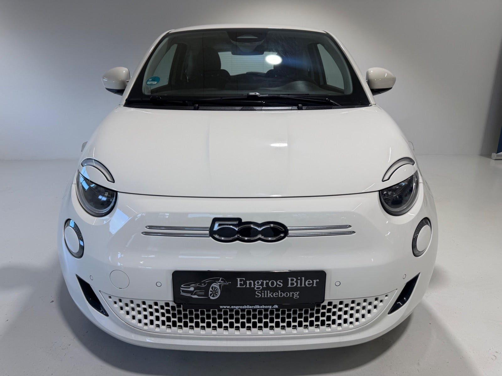 Hvid Fiat 500e fra 2023