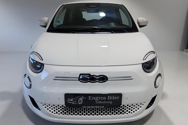 Hvid Fiat 500e fra 2023