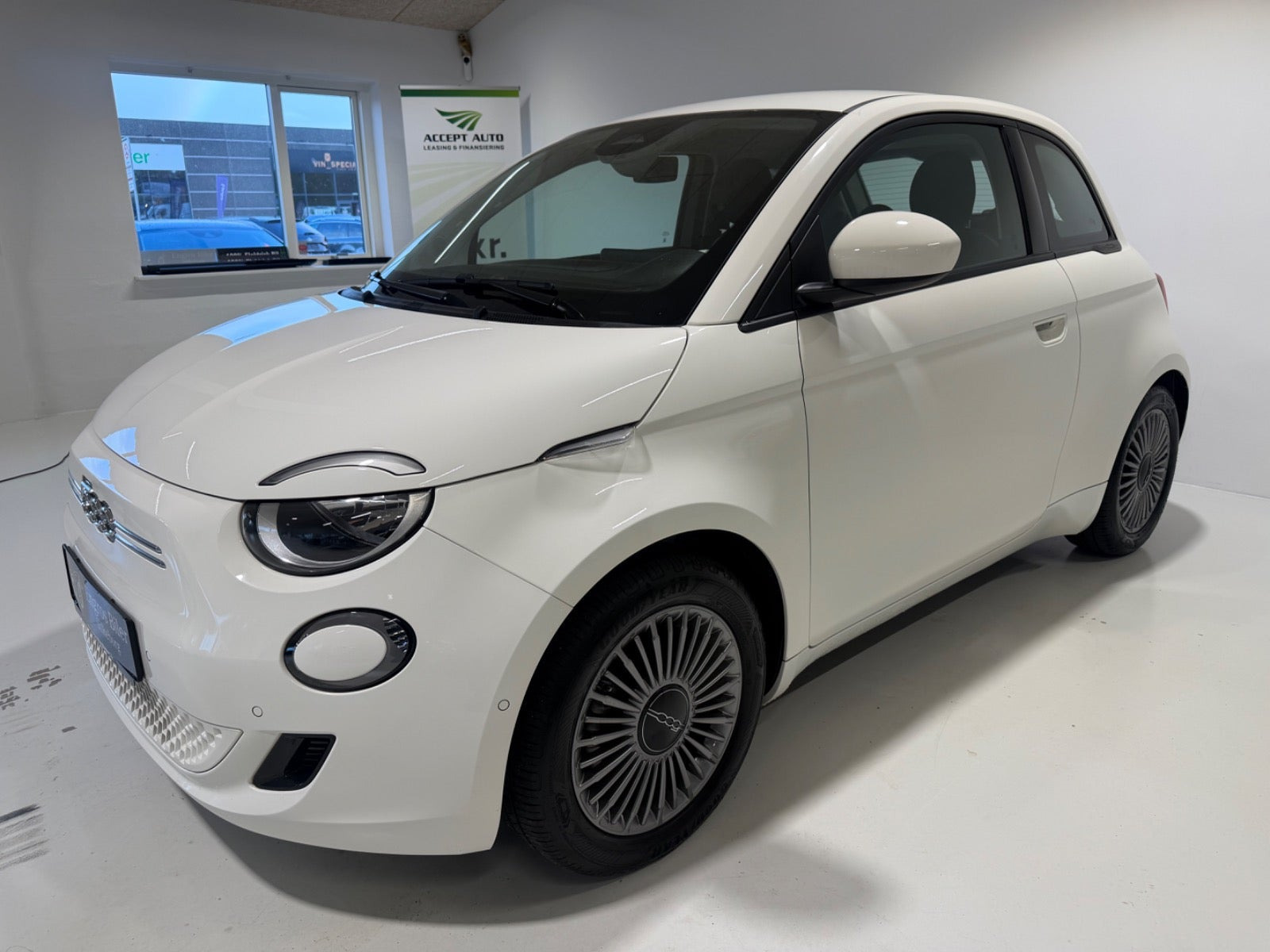 Hvid Fiat 500e fra 2023