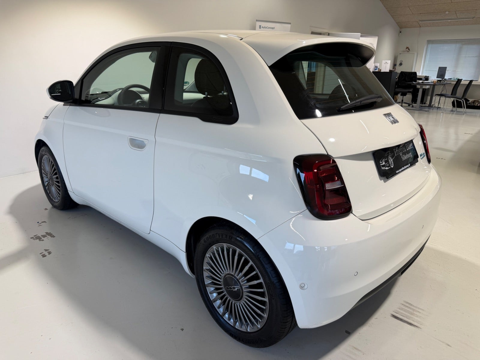 Hvid Fiat 500e fra 2023