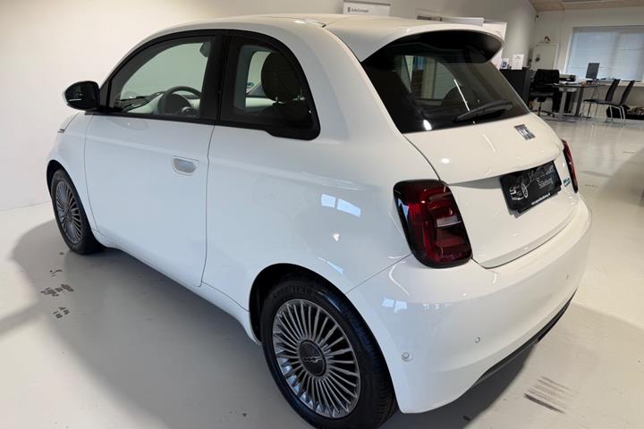 Hvid Fiat 500e fra 2023