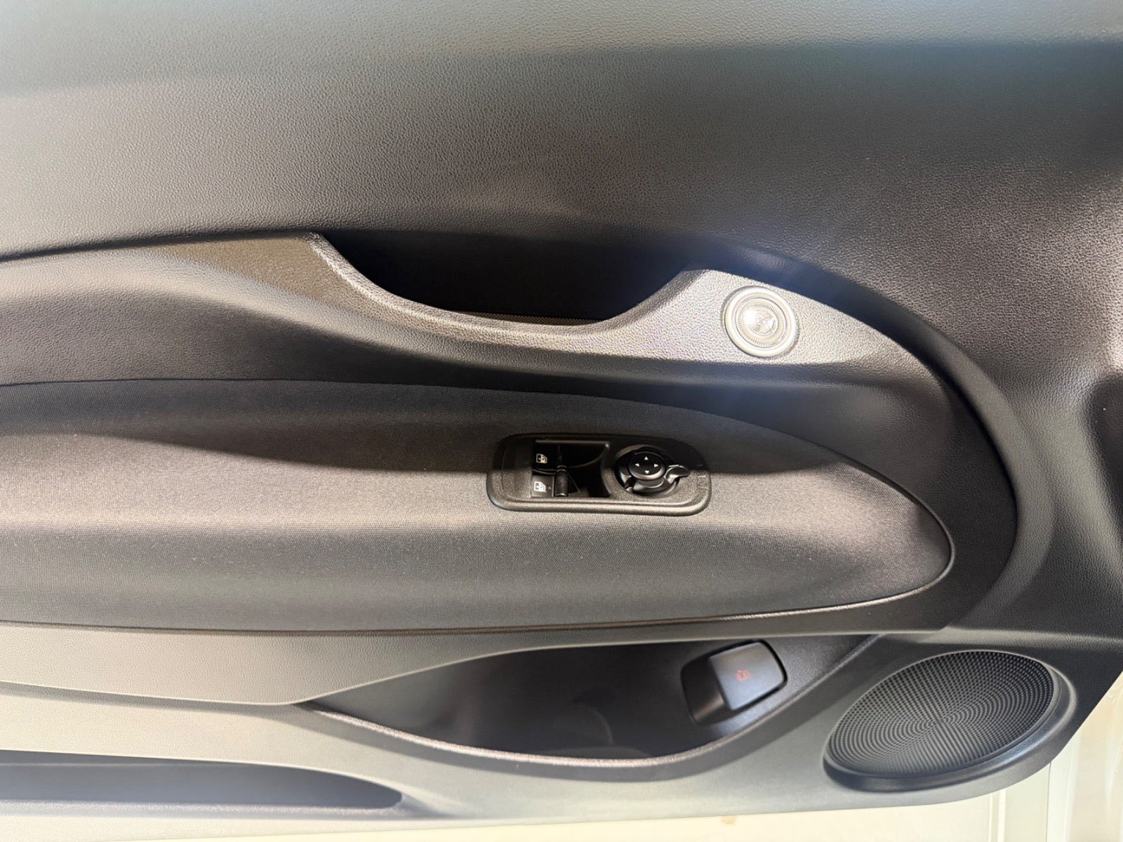 Hvid Fiat 500e fra 2023