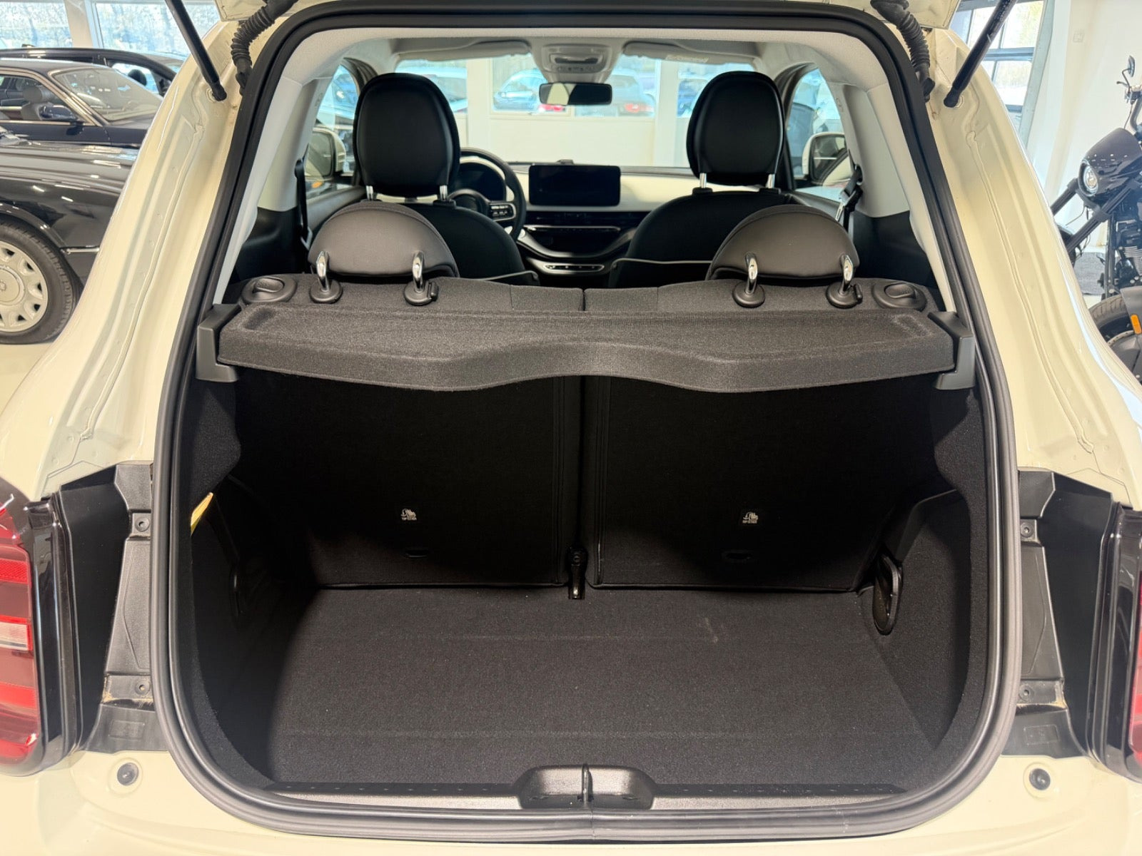 Hvid Fiat 500e fra 2023