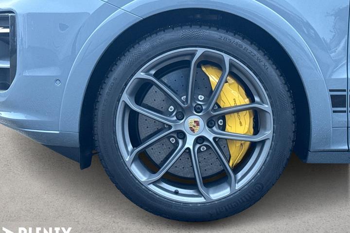 Grå Porsche Cayenne fra 2025