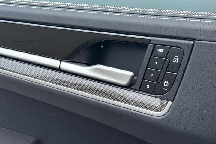 Grå Porsche Cayenne fra 2025