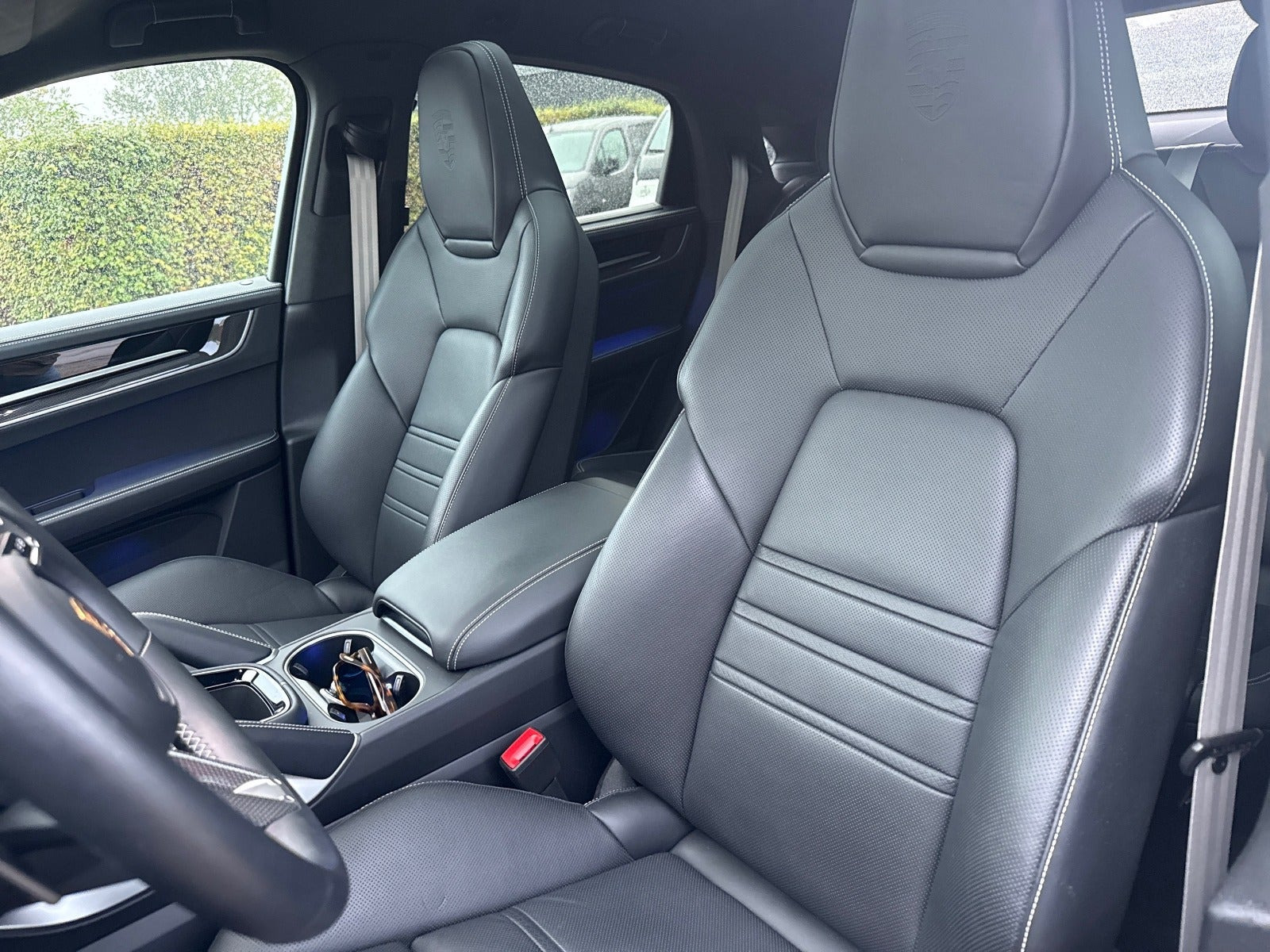 Grå Porsche Cayenne fra 2025