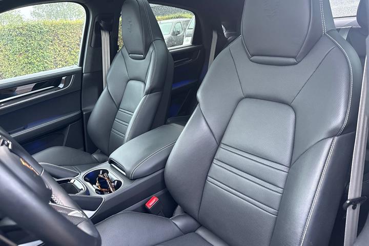 Grå Porsche Cayenne fra 2025