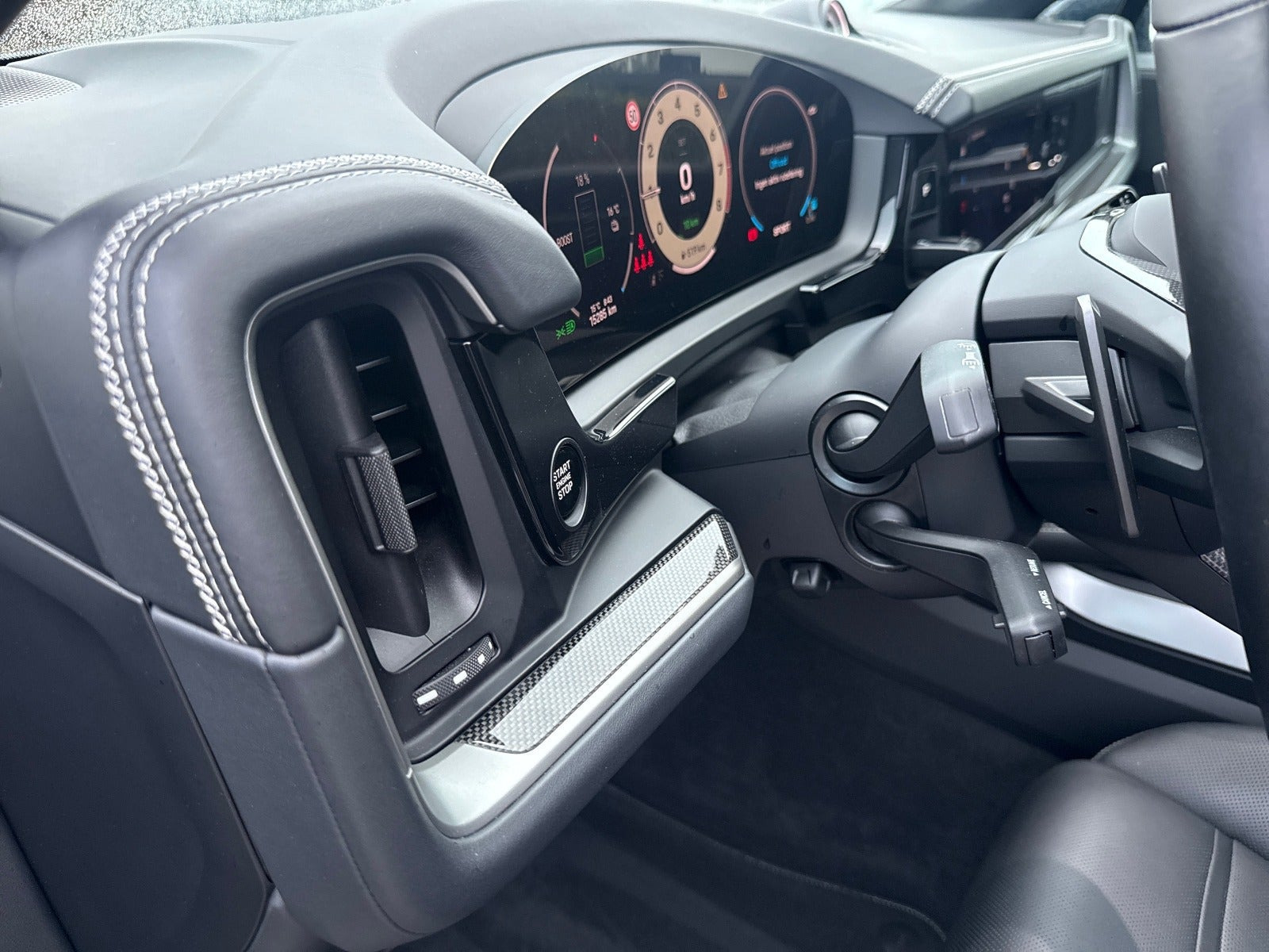 Grå Porsche Cayenne fra 2025