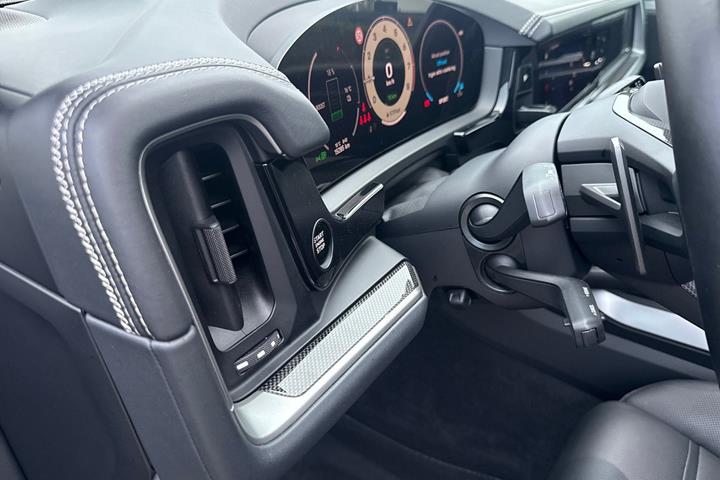 Grå Porsche Cayenne fra 2025