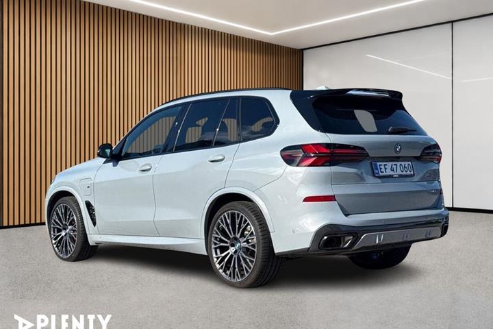 Grå BMW X5 fra 2024