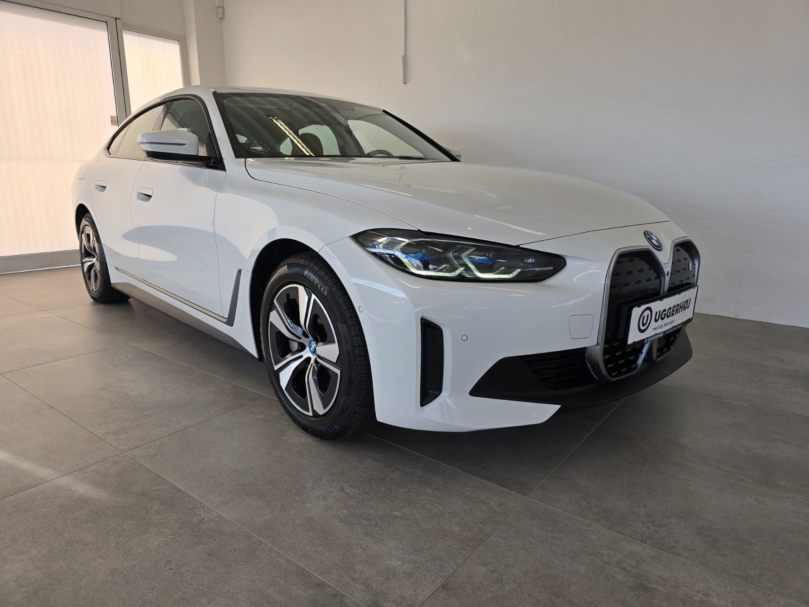 Hvid BMW i4 fra 2023