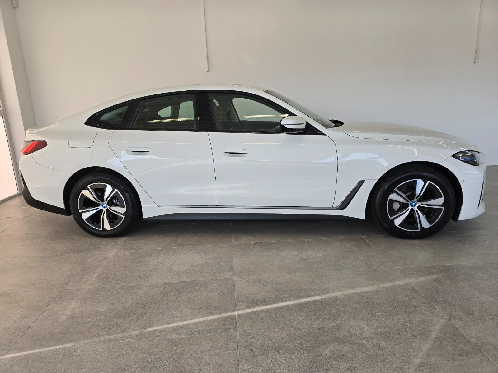 Hvid BMW i4 fra 2023