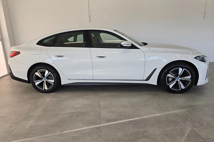 Hvid BMW i4 fra 2023