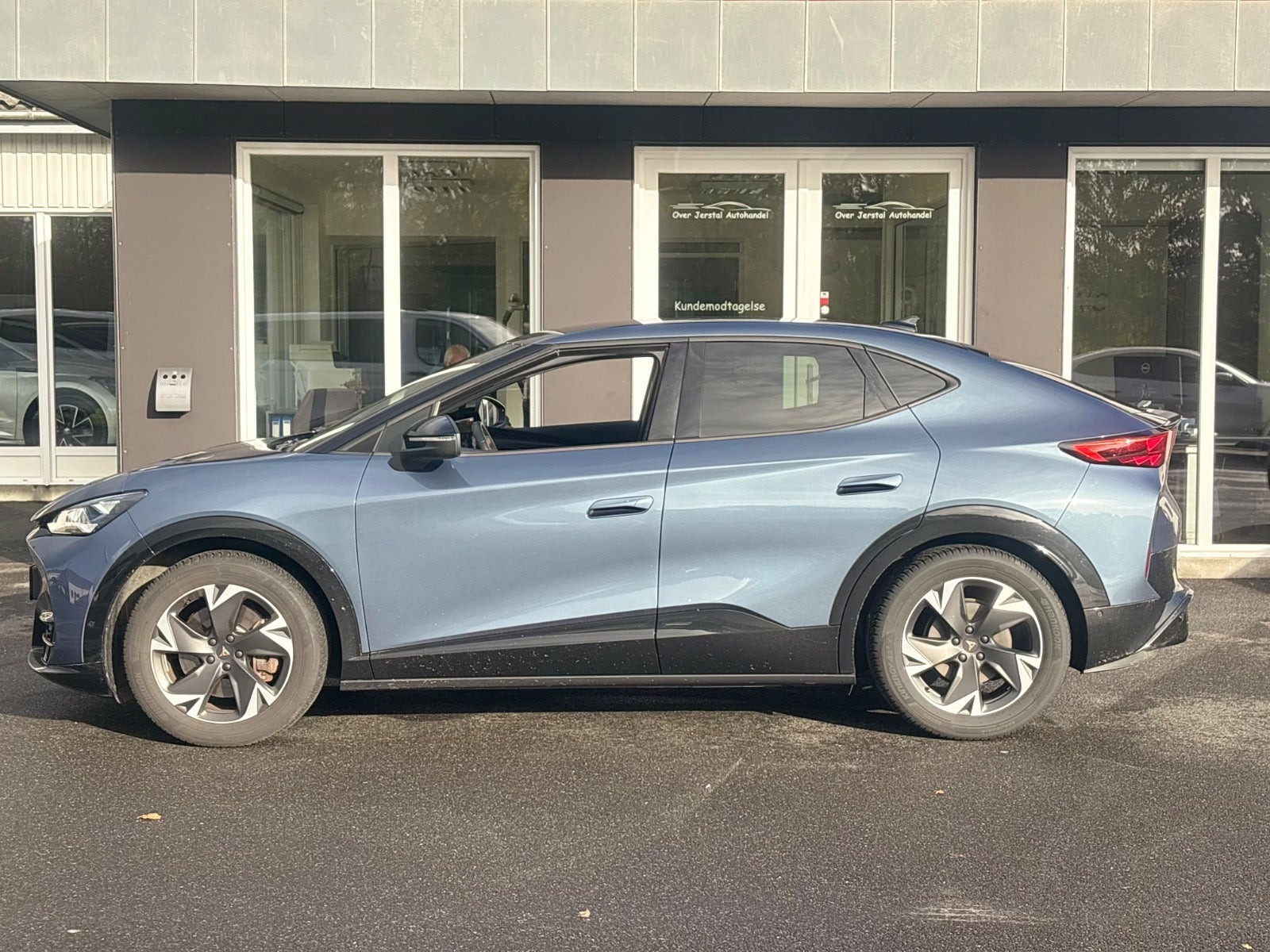 Blå Cupra Tavascan fra 2025