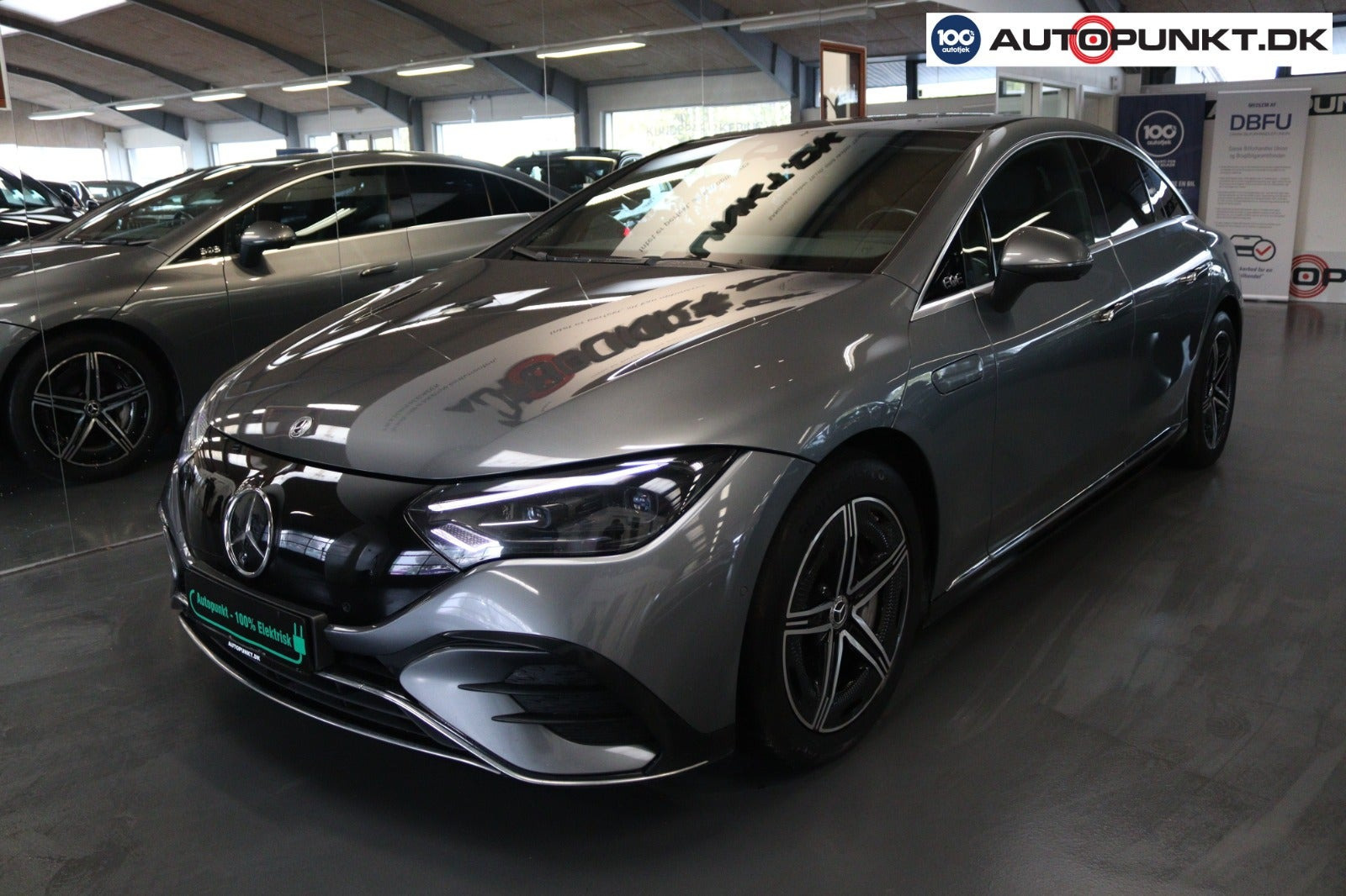Grå Mercedes EQE350 fra 2024